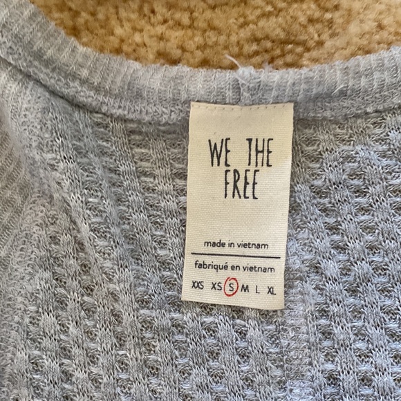 We the free women’s size small sweater long sleeve shirt - Picture 2 of 4